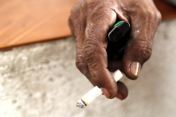 手里拿着香烟和打火机图片下载