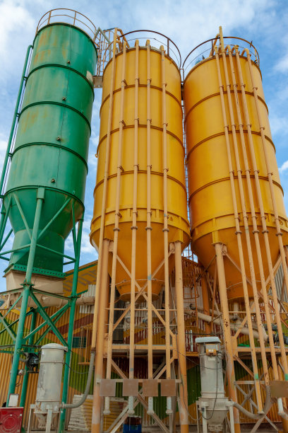 化工厂上的三座金属塔图片下载