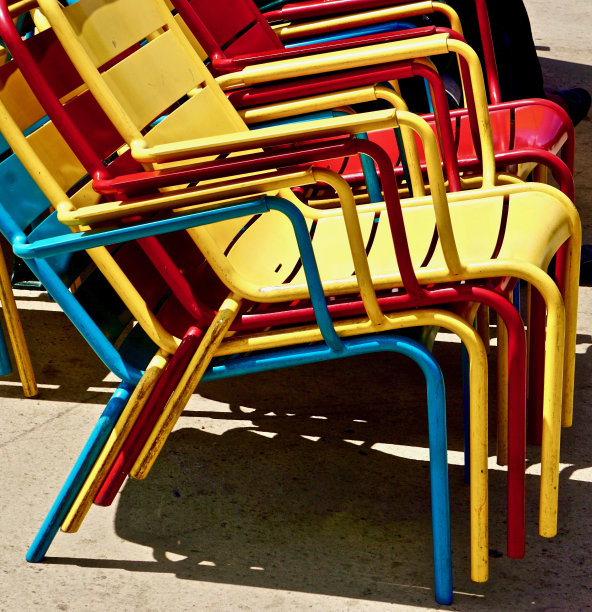 一天结束时堆放在户外的椅子图片下载