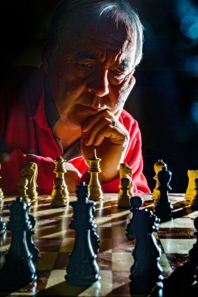 成熟男人下象棋图片下载