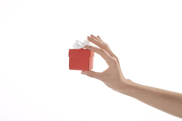 女人手里拿着红色礼品盒图片下载