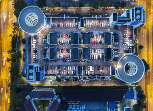 市中心多层开放式停车场鸟瞰图图片下载