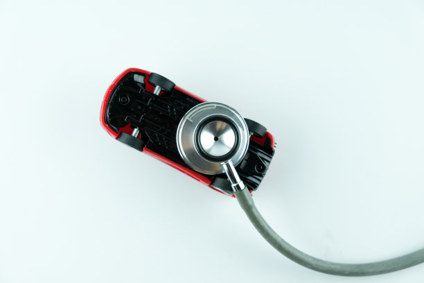 听诊器检查白色背景上的汽车，概念汽车检查，维修和保养。图片下载