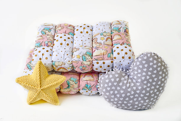 黄色针织五角星枕、白底拼布被、心枕图片下载