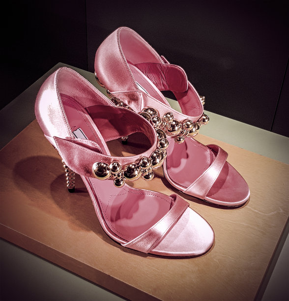 美丽的时尚迷人的女人的粉色高跟鞋图片下载