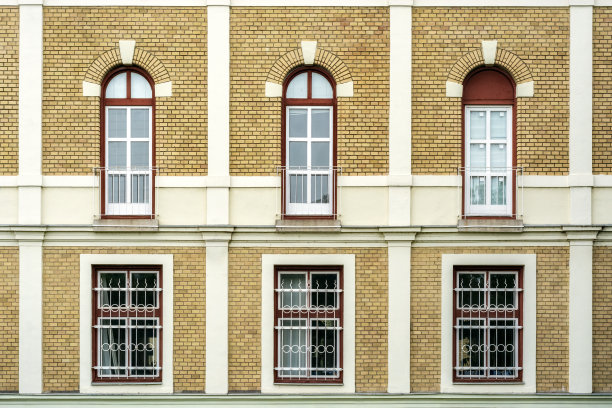 墙上有六个窗户。图片下载