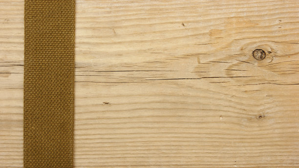 行李带放在木板上图片下载