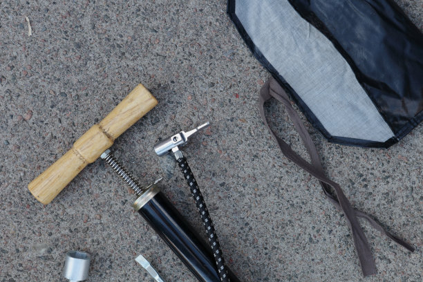 汽车维修服务，用于更换车轮的工具分散在沥青上图片下载