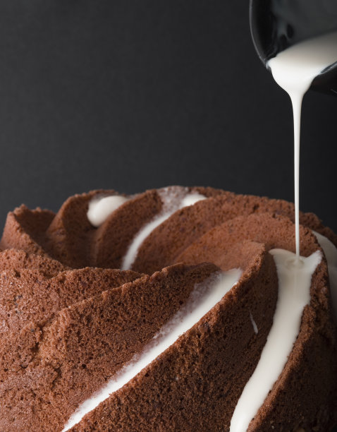 将白巧克力倒在蛋糕上图片下载