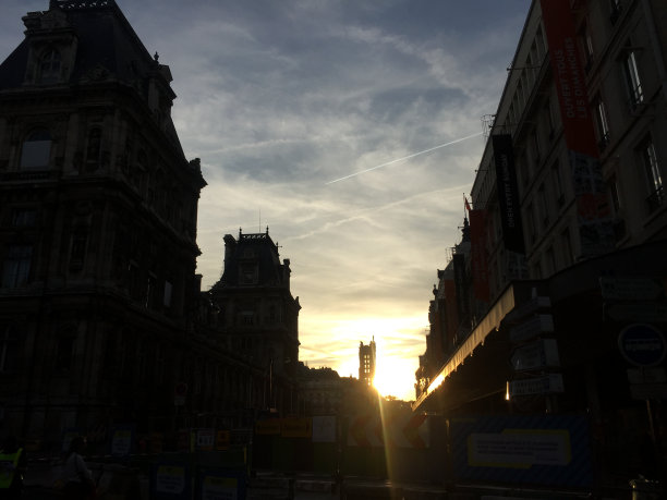 巴黎街道背光拍摄图片下载