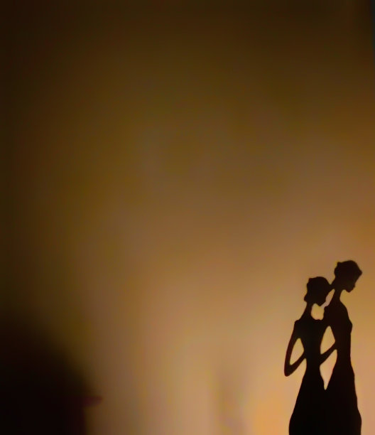 小雕像的剪影和镜中的形象图片下载