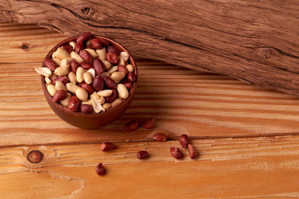 核桃花生泥碗。食用花生。花生收获。油炸花生。坚果的质地。照片的布局。Copyspace图片下载