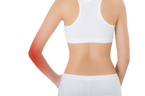 女人摆出完美的健康的身体形状，站在背后和疼痛的区域在她的肘部与红色突出，孤立在白色的背景。图片下载