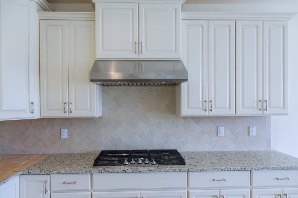 空荡荡的瓷砖厨房里有不锈钢餐具图片下载