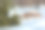 冬天的风景。云杉的树枝上积着大量的雪。从天上飘落下来，轻盈的雪花，在空中飞舞，躺在树枝上。图片下载