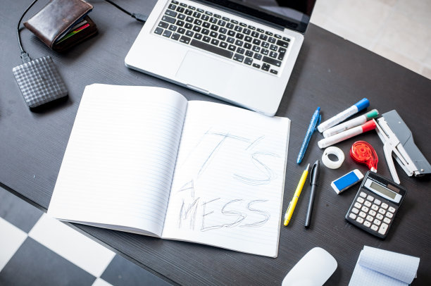 凌乱的桌子图片下载