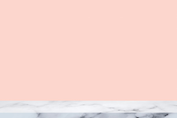白色大理石桌子与粉红色的墙壁背景。图片下载