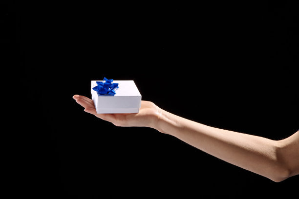 女人手拿礼盒图片下载