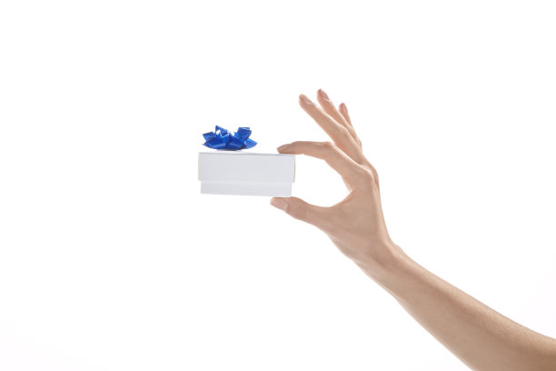 女人手拿礼盒图片下载