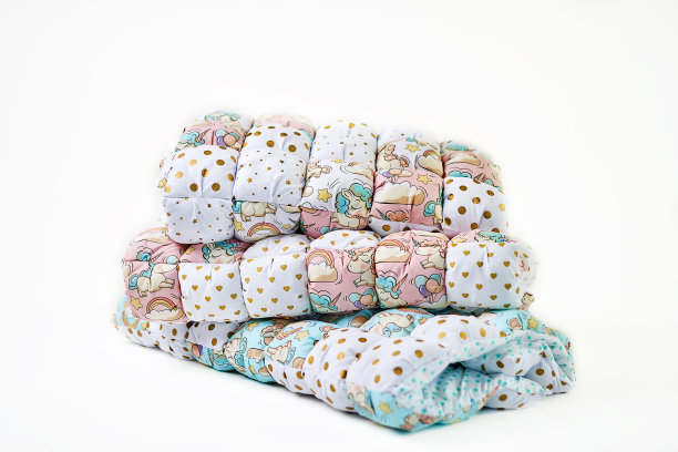 拼布和时尚概念-美丽的堆叠彩色被子，床罩堆放在几排的高度储存，在白色的背景上销售缝好的产品图片下载
