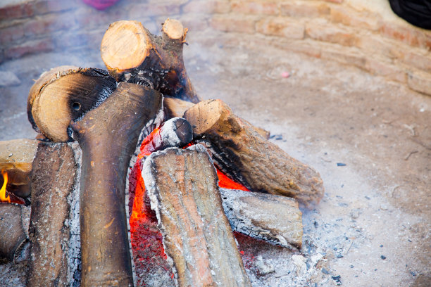 原木在冬季用来烧火取暖。冬季抵御自然灾害的手段素材图片