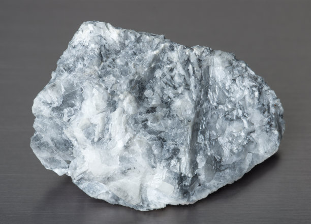 灰色背景上的矿物镁砂标本图片下载