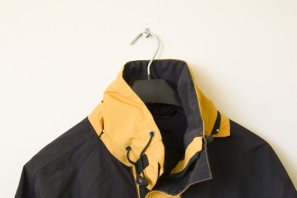 挂在衣架上的秋天夹克的一部分图片下载