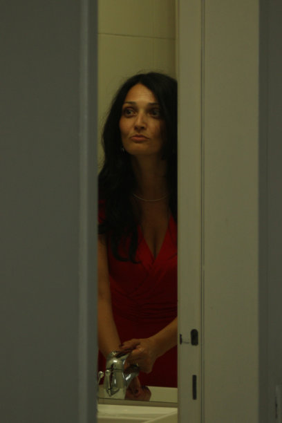 美丽女人的脸反射在镜子里图片下载