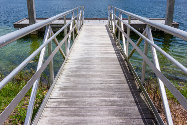 斜坡到船码头或钓鱼平台在蓝绿色的湖-远景公园，戴维，佛罗里达，美国图片下载