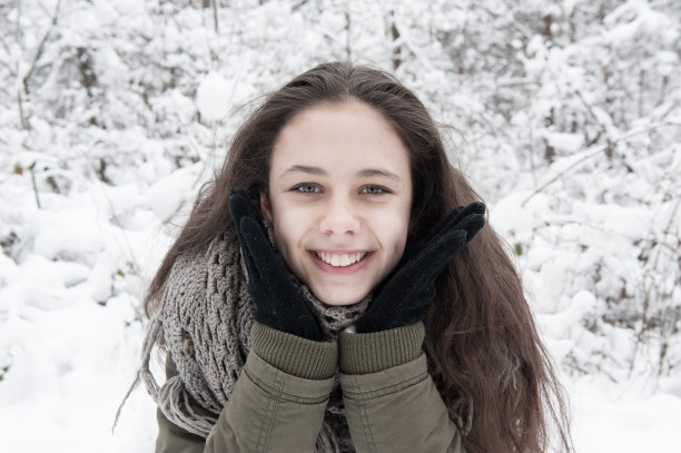 冬天森林里的女孩图片下载