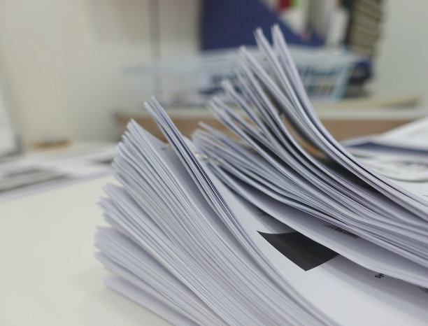 将业务报告归档在办公桌上图片下载