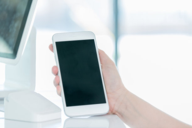 人工将智能手机放在桌子上图片下载