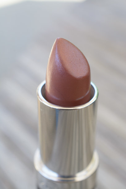 近距离拍摄的粉红色口红在金属管图片下载