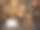 黑色阿拉比卡咖啡杯与豆类广告。热咖啡杯的3d插图。产品以散景和砖为背景的复古设计。向量图片下载