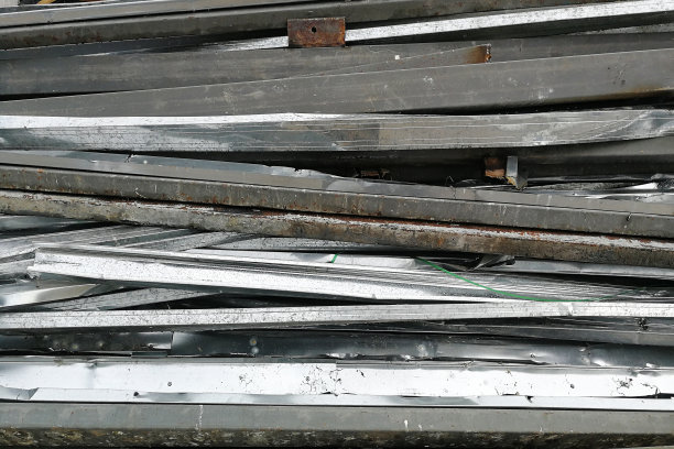 许多废金属作背景图片下载