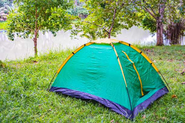 绿色帐篷铺在绿色草坪上图片下载