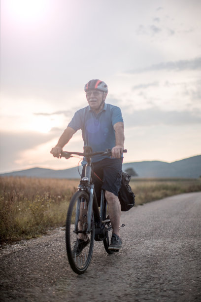 骑自行车的老人图片下载
