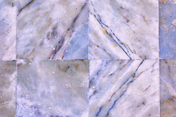 抽象背景，带有条纹和划痕的板。纹理是淡紫色的旧大理石。图片下载