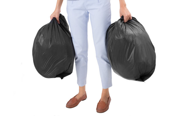 亚洲家庭主妇拿着垃圾袋，孤立在白色背景上。图片下载