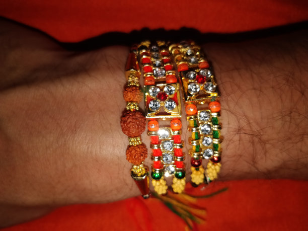 Rakhi绑在手上图片下载