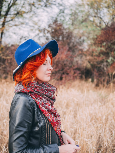 女人在秋天的公园里休息图片下载