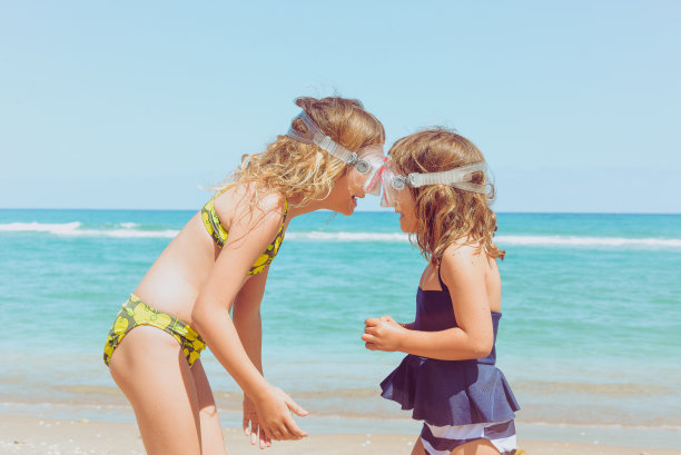 瞪眼的女孩图片下载