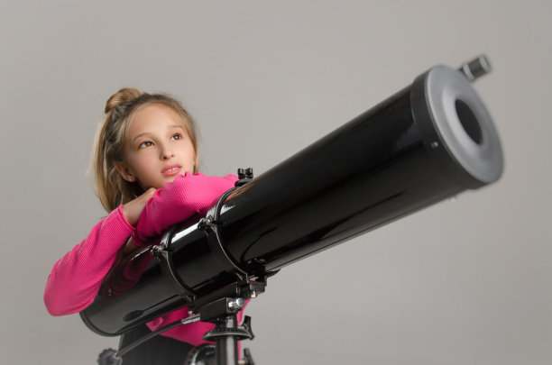 孩子在工作室里穿着时髦的衣服摆姿势图片下载