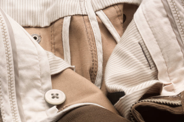 细条裤子的特写:织物和针脚图片下载