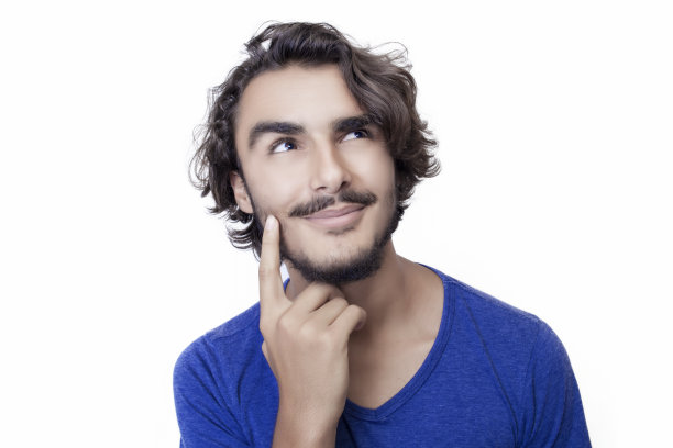 微笑的沉思的年轻人的肖像图片下载