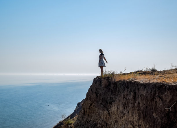 那个女孩站在海边的悬崖上图片下载