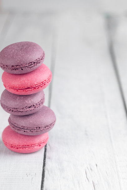 用草莓、奶油、巧克力和蓝莓做成的马卡龙。乡村的照片。图片下载