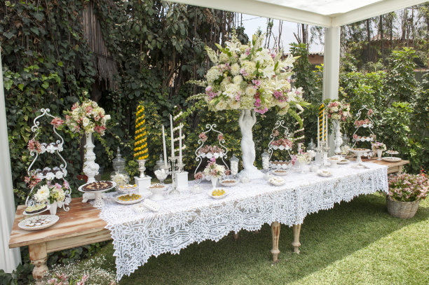 甜食桌或糖果棒。婚礼。自然光线。马卡龙和蛋白酥皮金字塔。图片下载