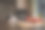 一只猫睡在厨房台面上的一堆报纸上，旁边是在阳光下成熟的西红柿。图片下载