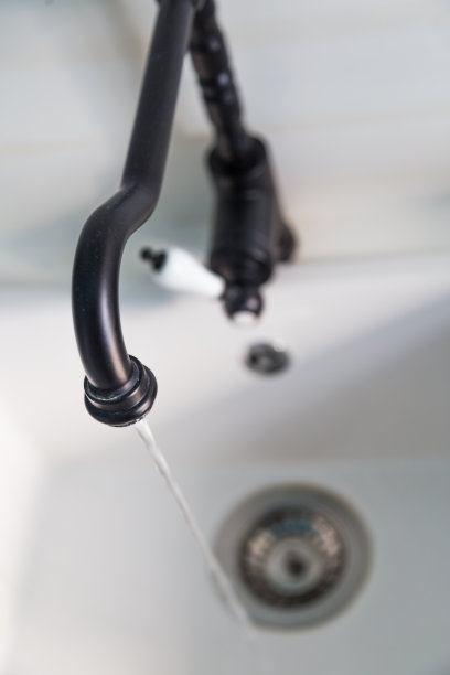 特写的复古水槽与自来水。图片下载